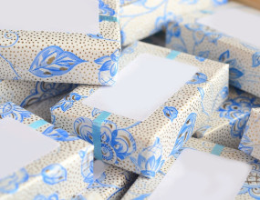 Q. 법인사업자와 개인(6명)이 계약을 체결하였습니다. 6명 중 한사람의 명의로 입금이 된 경우 법인사업자는 입금자명으로만 세금계산서가 발행이 된다는 입장입니다. 이러한 경우, 6명에게 각각 세금계산서 발행이 가능한 것인지 궁금합니다.A. 세금계산서는 사업자가 재화 또는 용역의 공급 시 공급시기에 공급받는 자에게 발급하는 것으로 세금계산서는 계약상ㆍ법률상의 원인에 의하여 재화나 용역을 실제 공급받는 자에게 교부하는 것으로서 재화나 용역의 실제 공급받는 자가 누구인지에 대한 판단은 계약내용, 대가의 지급관계 등 거래의 실질에 따라 사실판단하여야 하는 것입니다.다만, 상담원의 견해로는 계약서 상 실제 공급받는 자가 질의 6인 모두 기재된 경우라면, 대금의 지급에게만 세금계산서를 발급하는 것이 아닌, 실제 계약내용에 따라 실제 공급받는 자에게 세금계산서를 발급하여야 할 것입니다.관련규정 : 부가가치세법 제32조[세금계산서 등]&nbsp;